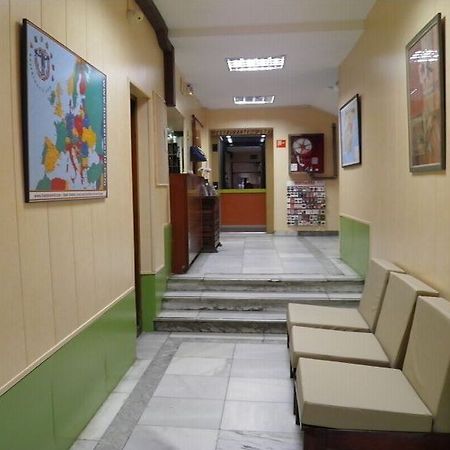 Nuria Hostal Madrid Bagian luar foto