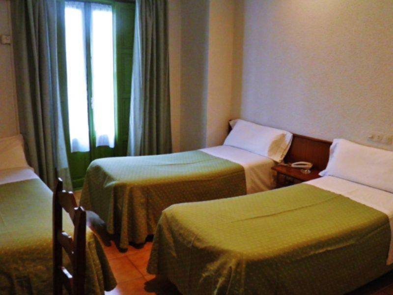 Nuria Hostal Madrid Bagian luar foto