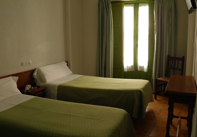 Hostal Nuria Madrid Bagian luar foto